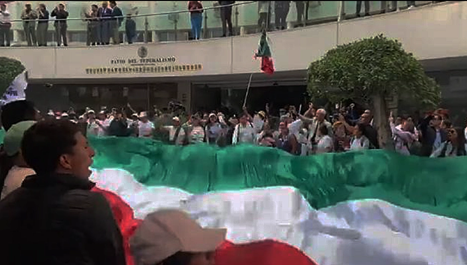 Featured image for “Manifestantes irrumpen en el Senado de México y detienen la discusión de la reforma judicial”