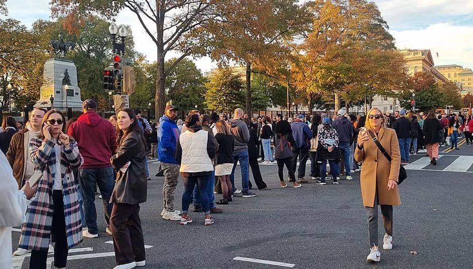 Desde las afueras de The Ellipse, donde Kamala Harris se dirigió a miles de ciudadanos en Washington D.C. durante su cierre de campaña.