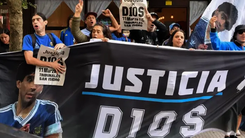 Featured image for “En el juicio por la muerte de Maradona los testimonios revelan negligencia médica”