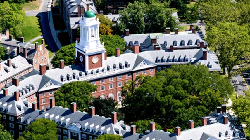 Featured image for “Harvard enfrenta un bloqueo federal de fondos en un nuevo choque con Trump”