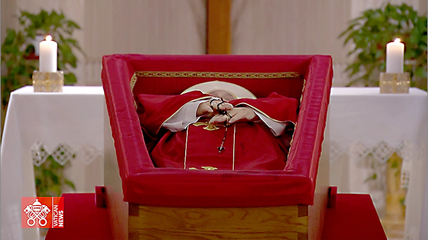 Featured image for “El Cardenal Farrell certifica oficialmente la muerte del Papa Francisco en una ceremonia íntima en la Casa Santa Marta”