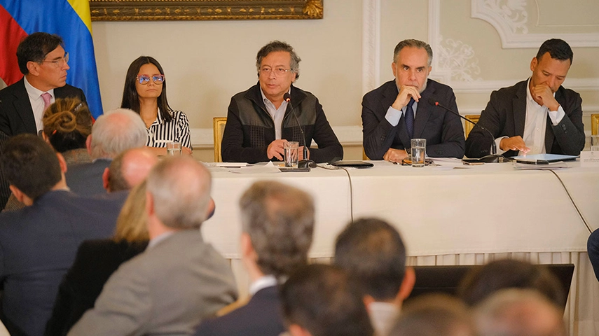 Featured image for “Petro atribuye a una “mafia internacional” el atentado contra Miguel Uribe y ordena reforzar seguridad a líderes de oposición”