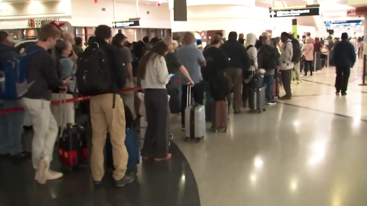 Imagen destacada para “Demoras en aeropuertos reflejan impacto del cierre gubernamental en servicios claves”